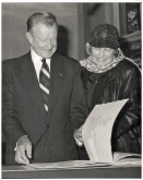 Emilie Benes i Zbigniew Brzeziński oglądają po raz pierwszy książkę „Bibliografia i Rysunki” w Muzeum Książki Artystycznej, 1993 r.